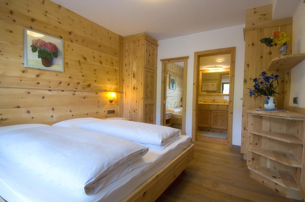 Family And Wellness Residence Ciasa Antersies San Cassiano  Rom bilde